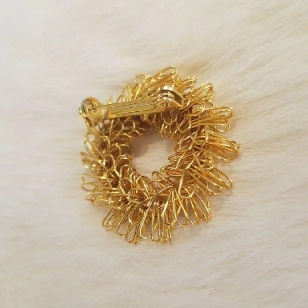 Vtg Christmas Wreath Brooch Rhinestone Pin Ribbon Bow Gold Tone Holidays 2676